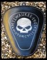 Sitz Sportster 2010-22 Skull Black Milwaukee 1903